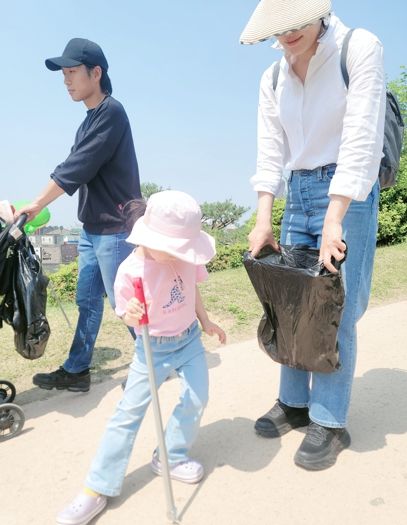 ‘수원 팔색길 행복 줍깅-수원 어디까지 가봤니?’ 참가자들이 화성성곽길을 걷고 있다.