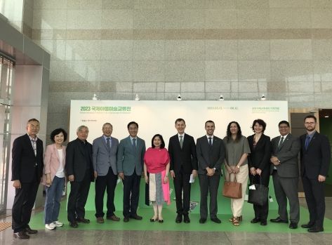 왼쪽부터 차상돈 평택시국제교류재단 사무처장, 평택시의회 최선자 의원, 평택시교육지원청 이종민 교육장, 한동만 평택시국제교류재단 고문, 정장선 평택시장, 마리아 테레사 디존-데베가 주한 필리핀 대사, 구스타브 슬라메취카 주한 체코 대사, 주한 콜롬비아대사관 후안 세바스티안 카스테야노스 2등 서기관, 주한 페루대사관 아이데 데싸 끌라보 2등 서기관, 주한 불가리아대사관 카티나 노브코바 공관차석, 주한 페루대사관 장까를로 브레냐 알레그레 3등 서기관, 주한 라트비아대사관 페테리스 포드빈스키스 참사관