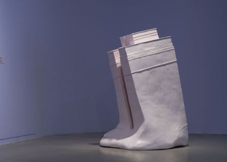 에르빈 부름 <이쿼터블 (Equitable)>, 2016, 폴리에스터, 페인트, 155 x 95 x 115 cm