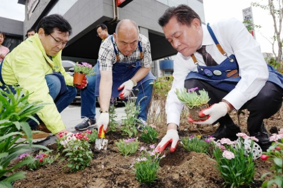 이재준 수원시장(오른쪽)이 국제로타리 3750지구 4지역 회원들과 함께 정원을 조성하고 있다.