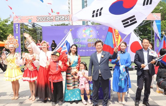 광명시는 지난 5월 20일 세계인의 날을 맞아 광명시민체육관 대리석 광장에서 800여 명의 내외국인이 참여한 가운데 제7회 다문화 축제를 성황리에 개최하였다