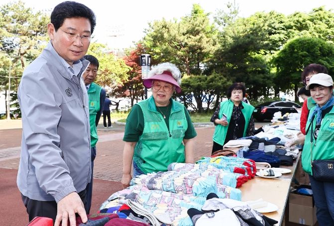 이상일 용인특례시장이 23일 용인시새마을회가 용인실내체육관 앞 광장에서 개최한 ‘지구촌 옷 나눔 장터’를 찾아 격려했다.