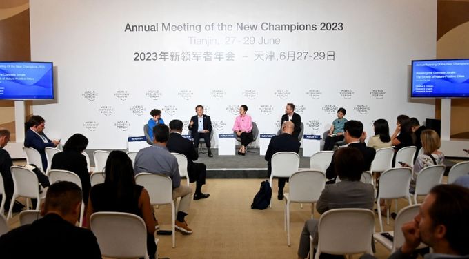 유정복 인천광역시장이 27일 중국 톈진시 메이쟝컨벤션센터에서 열린 '하계 세계경제포럼(다보스포럼) 세션'에서 '환경 친화 도시의 성장'을 주제로 패널들과 토론을 하고 있다. (왼쪽 두번째부터 유정복 인천시장, 코차코른 보라아콤 태국 랜드프로렌스 CEO, 미콜라이 세쿠토위츠 테르메그룹 창립자·임팩트원 CEO, 슈에메이 바이 호주국립대학 도시환경·인간생태계학과 석좌교수)