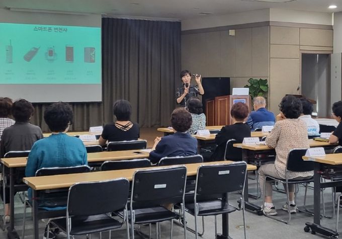 수원시 팔달구 화서1동 주민자치센터, 어르신들을 위한 특성화 교실 개강