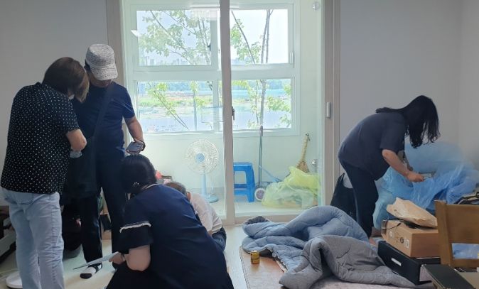 율천동 행정복지센터 공무원들이 어르신 집에서 이삿짐을 정리하고 있다