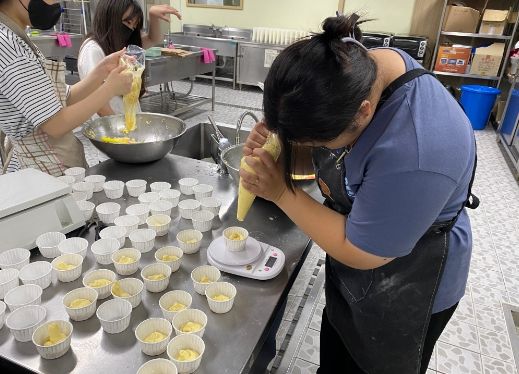 부천시청소년센터 제과제빵 동아리 ‘나눔을 그리다’와 소사고등학교 요리 동아리 ‘요리뿅조리뿅’ 소속 청소년 12명이 부천 내 요양원에 전달할 옥수수 머핀을 만들고 있다.