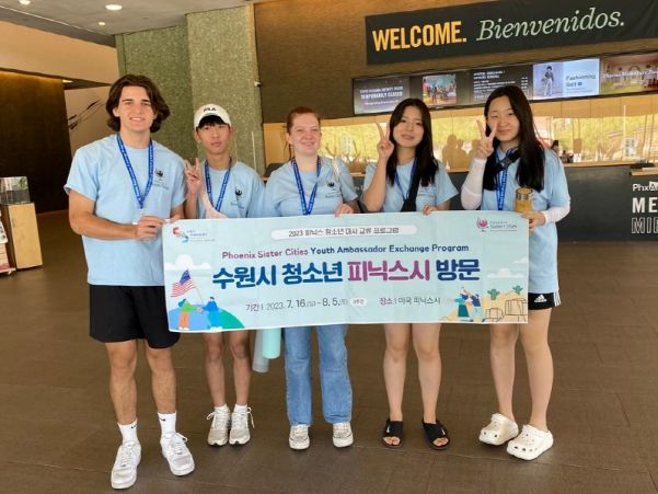 수원시 고등학생들이 피닉스시를 방문해 피닉스시 고등학생들과 기념사진을 촬영하고 있다