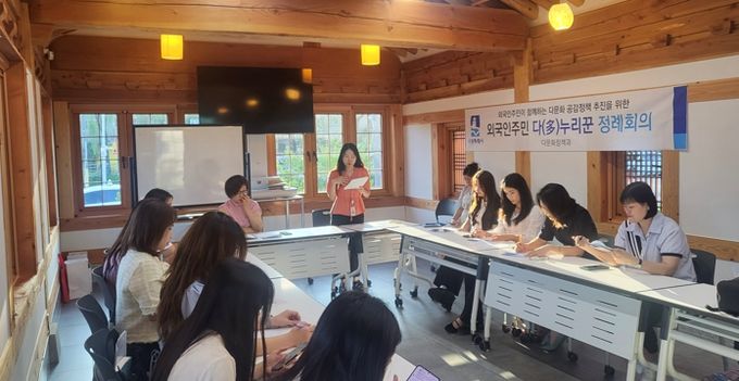 외국인 홍보단 다(多) 누리꾼이 회의를 열고 있다.