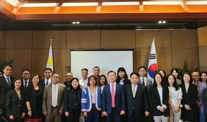 제2차 한필해양대화 양측대표단 (중앙 우측 김동배 외교부 아세안국장, 좌측 마리아 폰세 필외교부 해양국장)