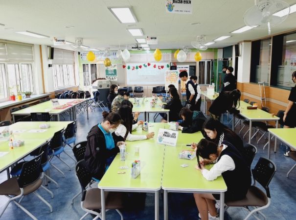 정왕중학교, 지구마을 공작소 다문화 체험 부스운영