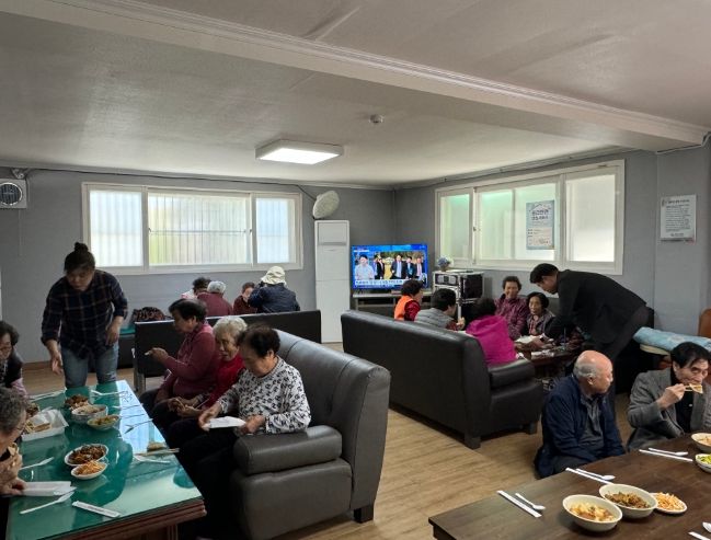 다문화이주여성협회 정만천하, 수원시 장안구 정자2동경로당 어르신께 점심 식사 대접