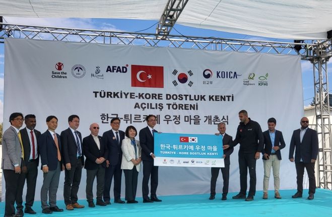 이원익 대사, 우정의 마을 개촌식 참석