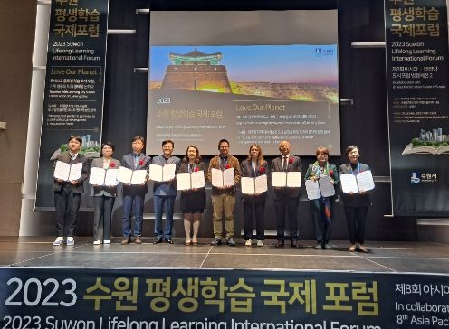 포럼 참석자들이 기념사진을 촬영하고 있다.