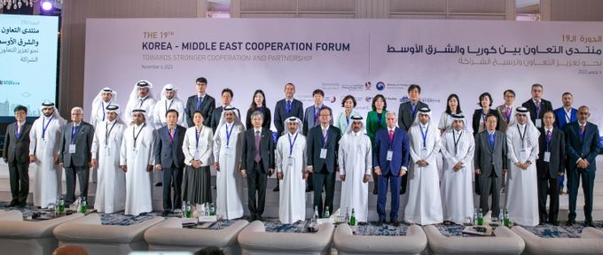 「제19차 한-중동 협력포럼」이 한-카타르 외교부 후원하에 카타르 외교원, 카타르 국제중동위원회, 한-아랍소사이어티, 카타르 대학교 이븐칼둔연구소, 제주평화연구원 공동주최로 11.6(월) 카타르 도하 리츠칼튼 호텔에서 개최되었다.