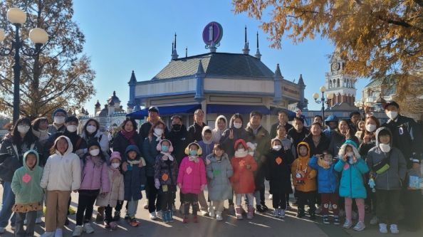 부천시다문화가족지원센터는 지난 18일 부천시건강가족지원센터와 연계하여 용인 에버랜드에서 다문화 가정 및 외국인 가족을 위한 가족 나들이를 진행했다.