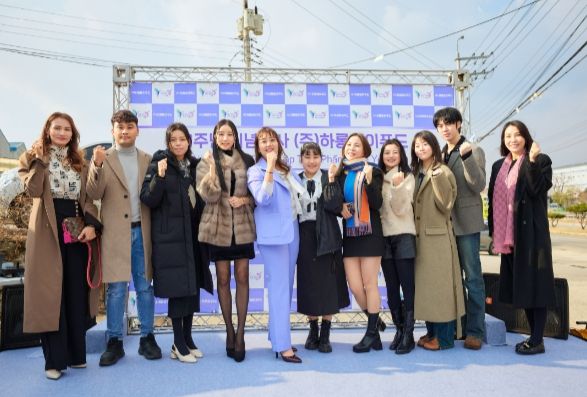 부천시다문화가족지원센터는 지난 19일 진행된 ㈜하롱베이푸드(대표 도안티해옌)의 창립 3주년 기념행사에 참석해 축하를 전했다.