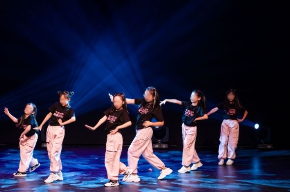 결혼이민자와 자녀가 함께하는 문화배움 프로그램-‘위(WE)대한 댄서’ 성과보고회 무대 모습