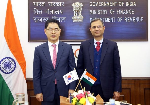 김창기 국세청장이 산제이 말호트라(Sanjay Malhotra) 인도 국세청장과 기념촬영을 하는 모습