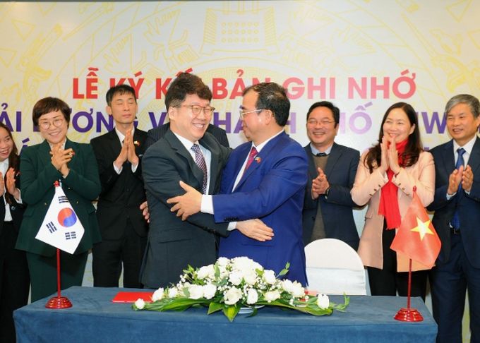 황인국 수원시 제2부시장(왼쪽), 웬 민 훙 하이즈엉성 부위원장이 양해각서 체결 후 함께하고 있다.