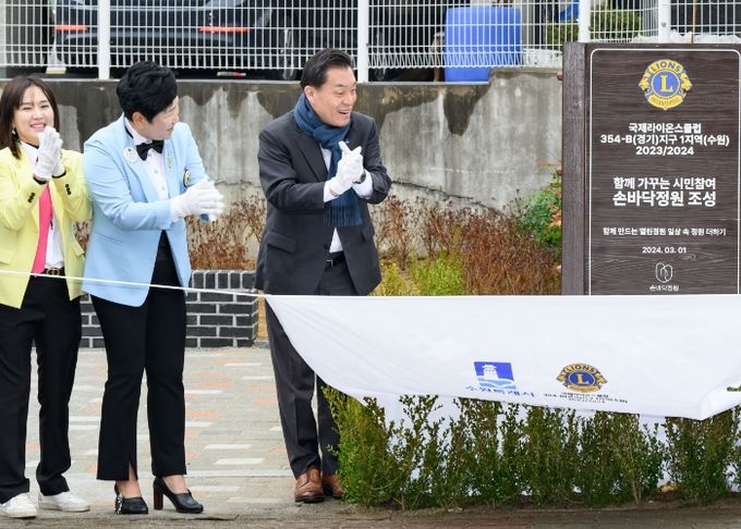 이재준 수원시장이 현판식에 함께하고 있다.