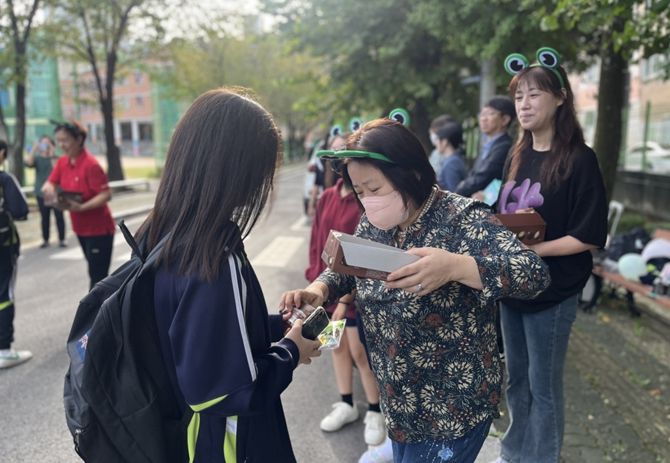 청개구리연못(pond) 학부모 지원단 청개구리연못 홍보를 위한 ‘송원중학교 등교 맞이 행사’ 운영