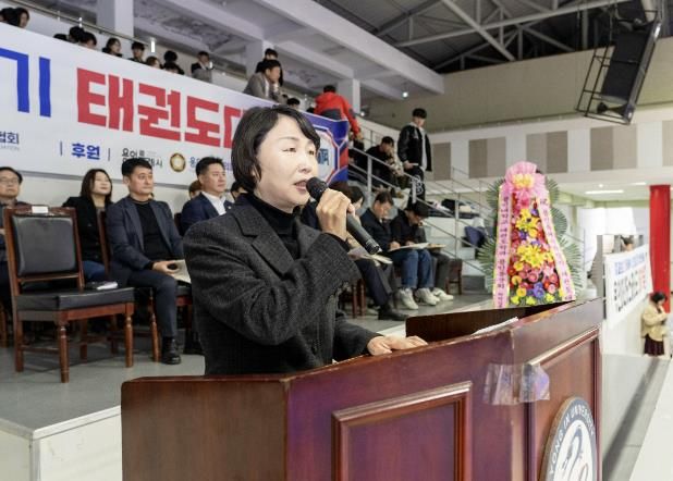 2024년 용인특례시의회 의장기 태권도 대회에서 유진선 의장이 인사말을 전하고 있다.