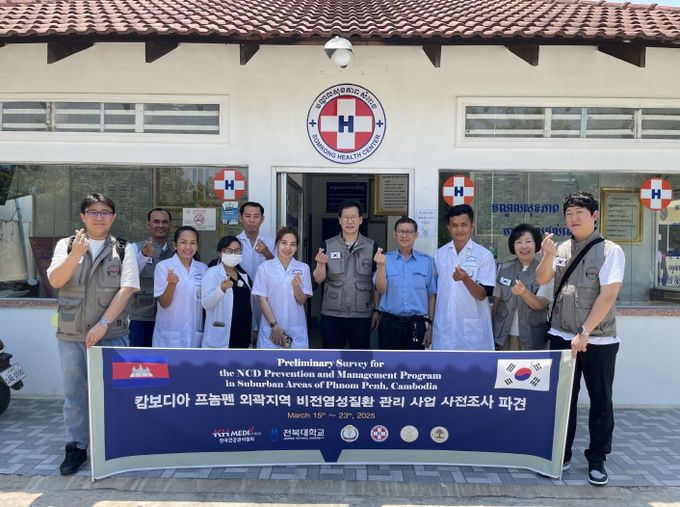 캄보디아 프렉프노우 보건지구 섬라옹(samraong) 보건소 직원들과 단체사진