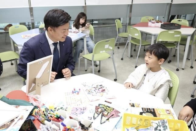 조용익 부천시장이 지난 5월 한국만화박물관 어린이날 행사에서 아이들과 함께 환하게 웃고 있다.