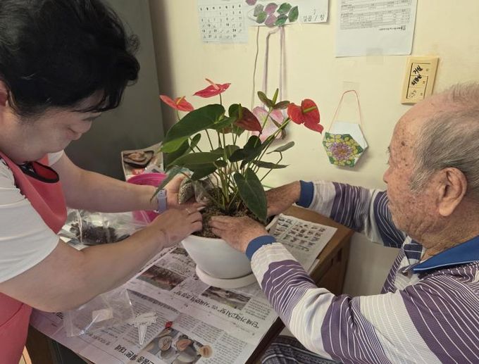 ‘반려식물 보급사업’에 참여 중인 어르신들