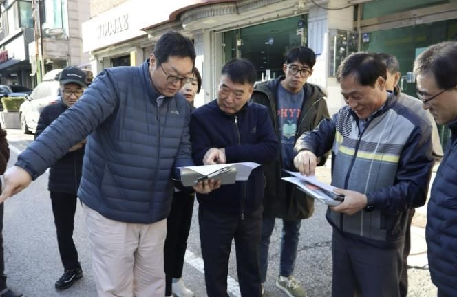 황인섭 동안구청장이 28일 귀인동 학원가 먹자골목 포트홀 현장을 점검했다.