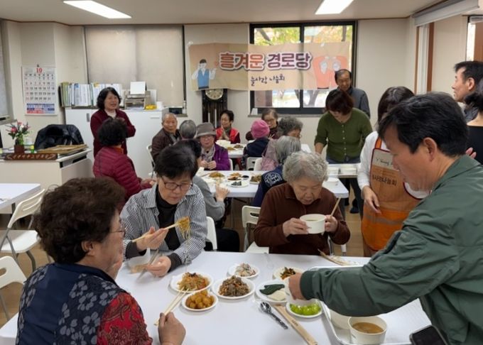 수원시 영통구 늘사랑나눔회, 영통3동‘흥겨운 경로당’어르신들 식사 대접