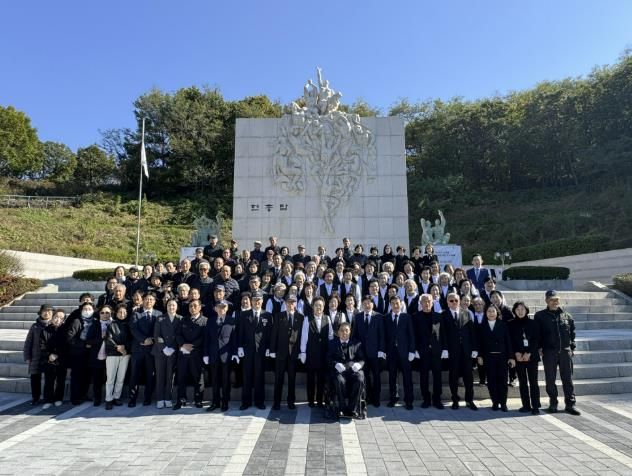 추모제에 참석한 부천시 보훈단체장이 기념 촬영을 하고 있다.