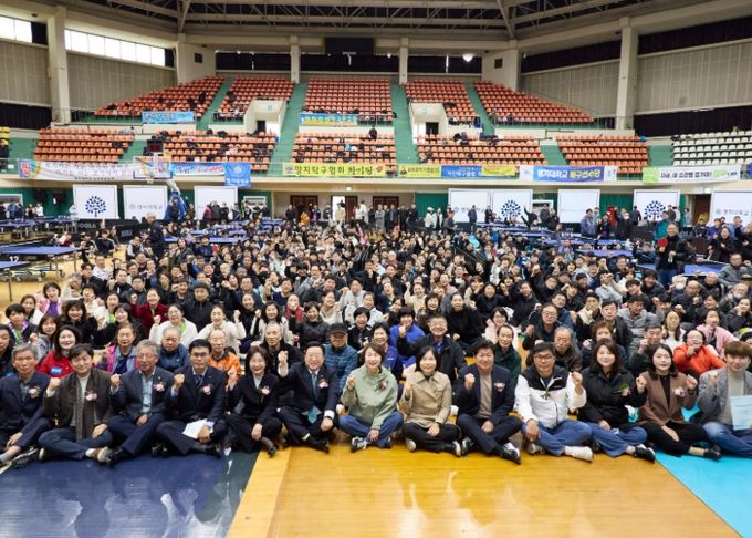 2025년 용인특례시의회 의장배 탁구대회에서 참석자들이 기념촬영을 하고 있다.