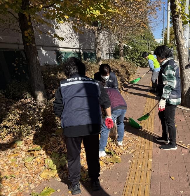 수원시 영통구 매탄4동, 가을철 낙엽 쓰레기 대청소 실시