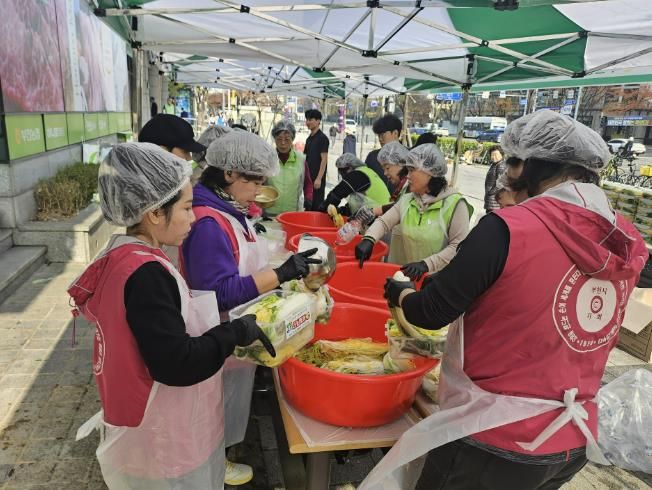 지난 13일 부천농협, 농협 부천시지부에서 독거노인 위한 백김치 257박스를 전달했다.