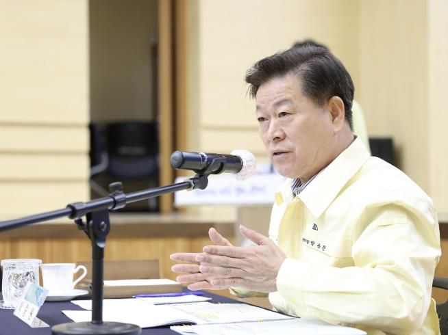 박승원 광명시장이 14일 시청 대회의실에서 열린 '2025~2026년 겨울철 자연재난(대설·한파) 종합대책 보고회'에 참석해 관계 부서장에게 자연재난 대응에 만전을 기할 것을 당부하고 있다.