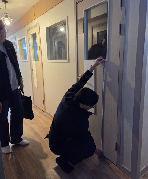 수원특례시, 유관기관 관계자들이 신종·변종 룸카페를 대상으로 합동점검을 진행하고 있다.