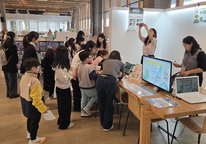 111CM 라운지에서 전시회 참여자들이 전시회를 관람하고 있다.