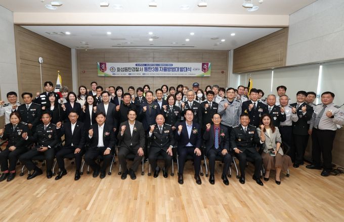 정명근 화성특례시장이 전용기 국회의원 등 참석내빈과 함께 기념 촬영을 하고 있다