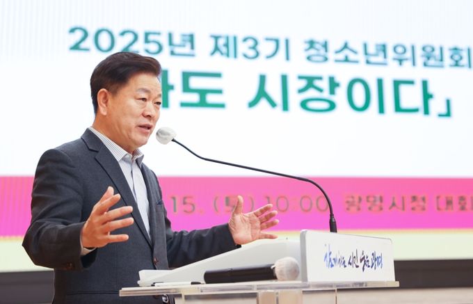 박승원 광명시장이 지난 15일 시청 대회의실에서 개최한 청소년 정책제안 보고회 '나도 시장이다'에 참석해 인사말을 하고 있다.