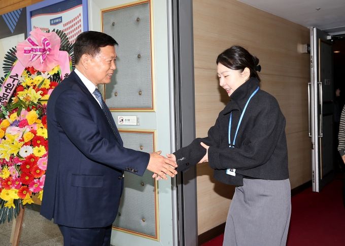 이영인 제4대 신임 수원도시공사 사장이 이날 오전 한누리아트홀에서 열린 취임식에서 공사 임직원들과 인사를 나누고 있다. (사진=수원도시공사 제공)