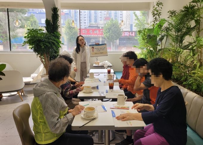 지난 9월 26일 정도너츠 광명점에서 왕내과 당뇨병 교육이 진행되고 있다.