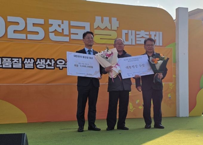 김포금쌀 생산을 위해 지속적인 노력을 기울이고 있는 이경재 쌀전업농경기도연합회 회장이 지난 20일 대통령상을 수상했다.