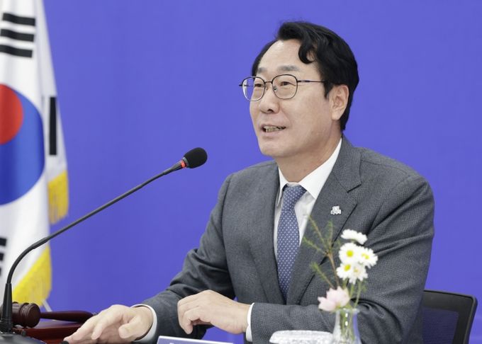 정명근 화성특례시장이 대한민국특례시시장협의회장 자격으로 회의를 주재하고 있다