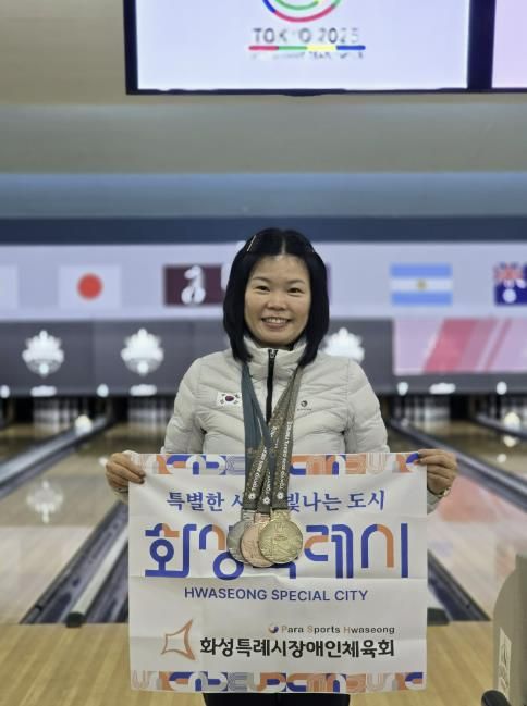 2025 도쿄 데플림픽에서 금1·은1·동1의 성적을 거둔 박선옥 선수가 메달을 목에 걸고 기념촬영하고 있다