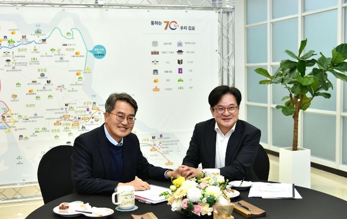 김병수 김포시장은 지난달 3일 김동연 경기도지사를 만나 김포골드라인 등 김포교통현안에 대해 적극 건의했다.