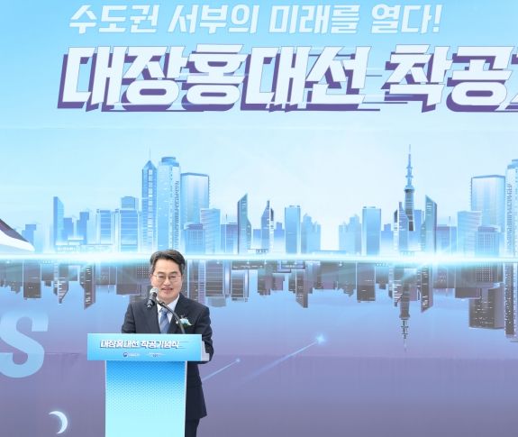 15일 오후 부천시 오정대공원에서 개최한 대장-홍대선 착공 기념식에서 김동연 경기도지사가 축사를 하고 있다.