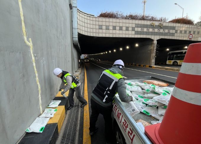 이매지하차도에서 염화칼슘을 배치하고 있다.