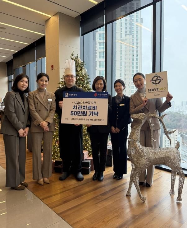 ‘그린 챔피언스’ 소속 코트야드 메리어트 수원 호텔 임직원들이 기념 사진을 촬영하고 있다