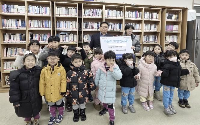 영통중앙어린이집 아나바다 장터 수익금, 수원시 영통구 영통1동에 기부